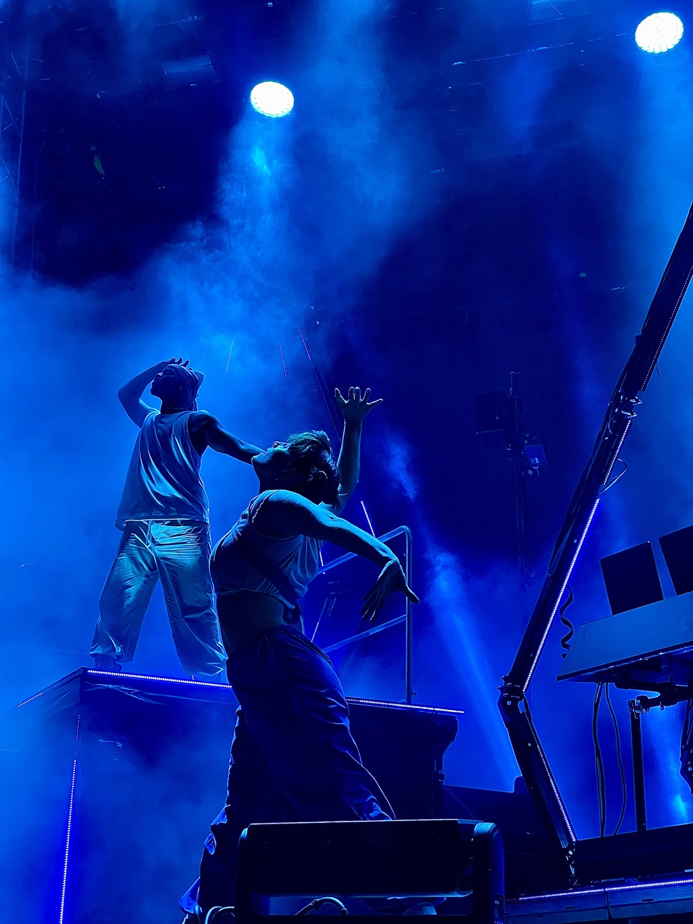 Röyksopp live performance choreography in blue light